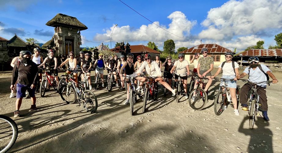 Groepsfoto rijstvelden fietstocht Bali